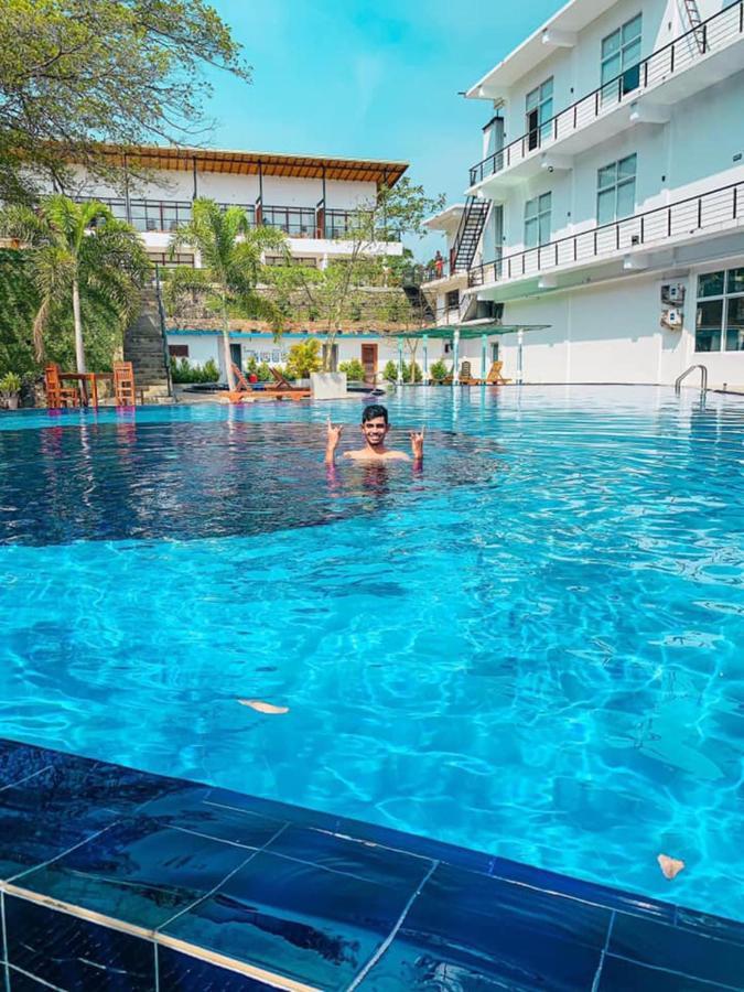 Saru Blue Sapphire Hotel Удавалаве Экстерьер фото