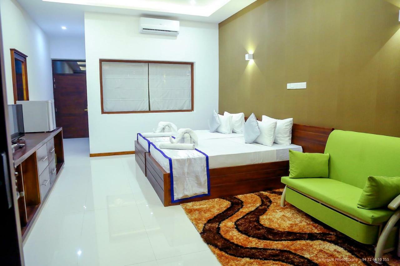 Saru Blue Sapphire Hotel Удавалаве Экстерьер фото